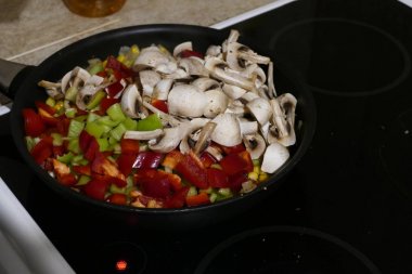 sebze ve mantar ile pişirme tavuk