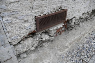 eski paslı havalandırma ızgara üzerinde bir bina