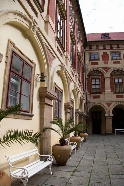 Castillo histórico con jardín y parque en Libochovice — Foto de Stock