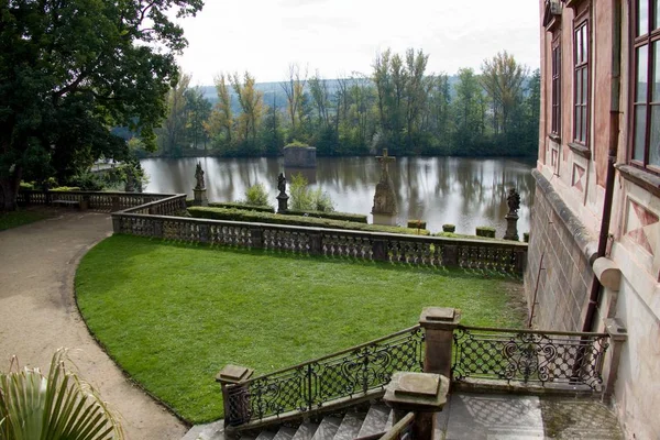 Kert és park Pokratice történelmi chateau — Stock Fotó