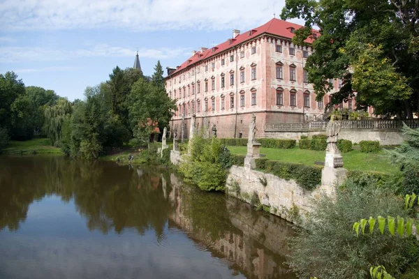 Castelo histórico com jardim e parque em Libochovice — Fotografia de Stock