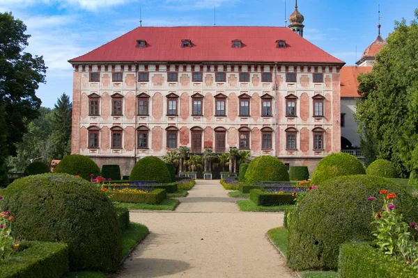 Château historique avec jardin et parc à Libochovice — Photo