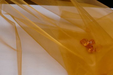 ipek kumaş üzerinde turuncu cam dekorasyon