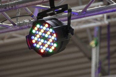 sahne ışık ışını yapısına astı