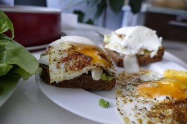 ekmek kızarmış yumurta peynir ve fasulye ile yapılan reakfast