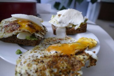 ekmek kızarmış yumurta peynir ve fasulye ile yapılan reakfast