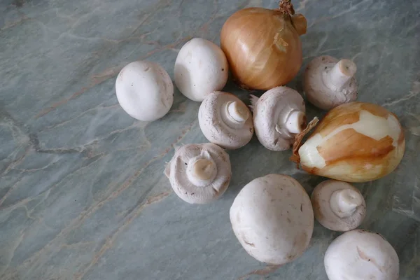 Préparation du repas aux champignons avec oignon et crème — Photo