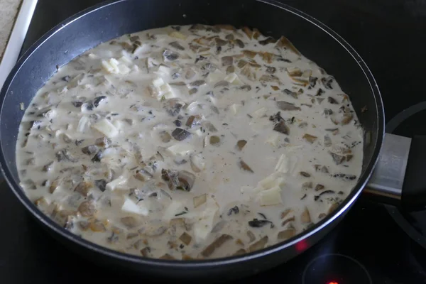 Preparación de la comida de setas con cebolla y crema —  Fotos de Stock