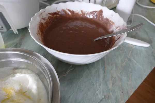 Preparación de una crema casera y pastel de chocolate —  Fotos de Stock