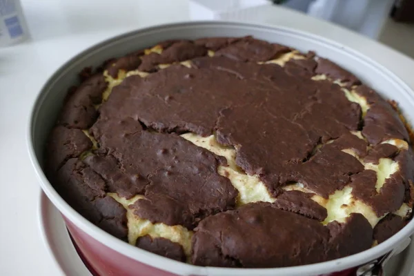 Preparação de uma nata caseira e bolo de chocolate — Fotografia de Stock