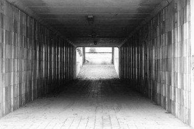 boş yaya geçidi tünelin sonunda ışık ile