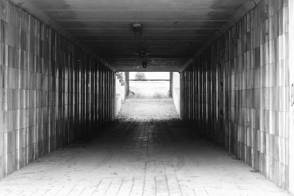 Túnel de passagem de pedestre vazio com luz no final — Fotografia de Stock