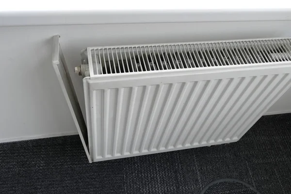 Detalj av en gammal radiator i ett rum — Stockfoto