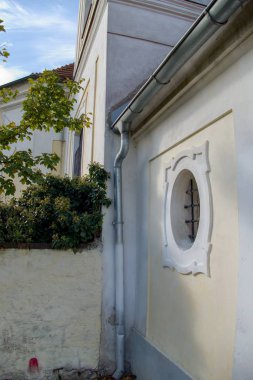 küçük bir kilise, bir dış detay