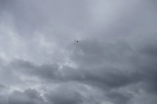 Летающая игрушка дракона в ветреном небе — стоковое фото
