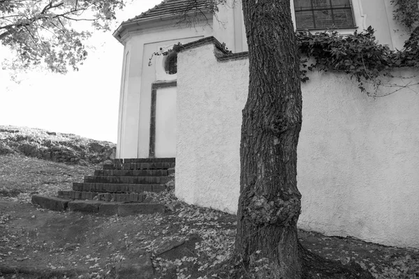 Detalhe de um exterior de uma pequena igreja — Fotografia de Stock