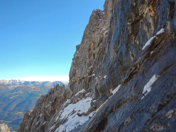 Escursione autunnale verso la montagna più grossolana — Foto Stock