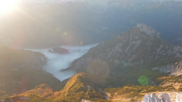 山の頂上から日の出を微速度撮影 — ストック動画