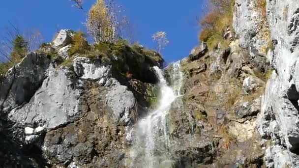 Klinserfall waterfall in totes gebirge — Stock Video