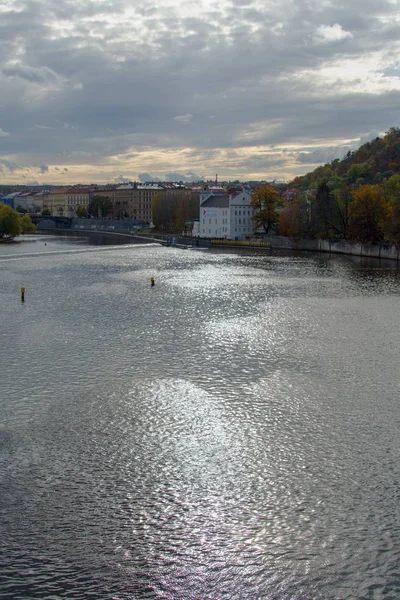 Floden Moldau i Prag i Tjeckien — Stockfoto
