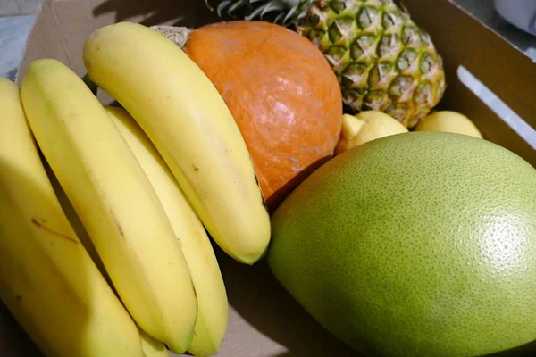 Variedade de frutas tropicais frescas em bruto — Fotografia de Stock