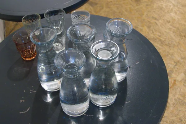 Frasco de agua con vasos vacíos preparados —  Fotos de Stock