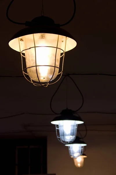 Okrągłe chronionych oświetlenie przemysłowe na suficie — Zdjęcie stockowe