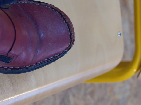 Detalj av ett tips av en röd sko — Stockfoto