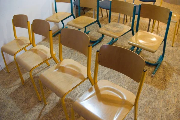 Fila de cadeiras preparadas para o público — Fotografia de Stock