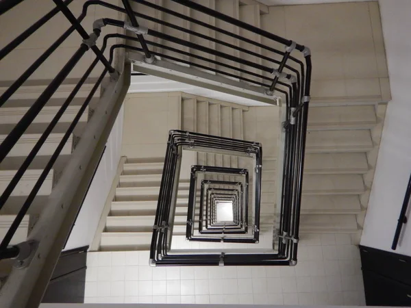 Escalera cuadrada en un edificio muy alto — Foto de Stock