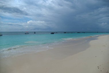 okyanus üzerinde bir tekne ile romantik günbatımı