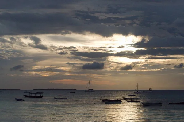 Pôr do sol romântico com um barco no oceano — Fotografia de Stock