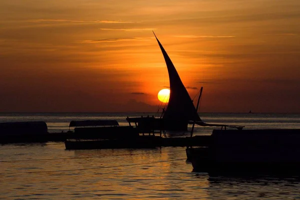 Романтичний захід сонця з човном на океані — стокове фото