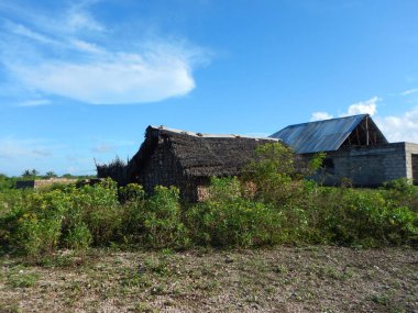 zanzibar bir köyde basit ev