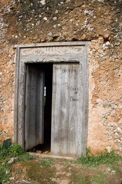 Typická zanzibar zdobené dřevěné dveře — Stock fotografie