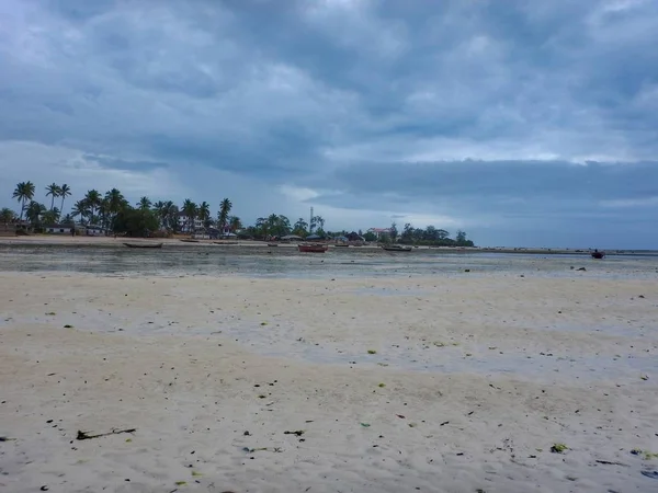 Bela costa do mar em zanzibar — Fotografia de Stock