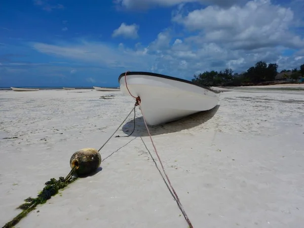 Barco de pesca tradicional em Zanzibar — Fotografia de Stock