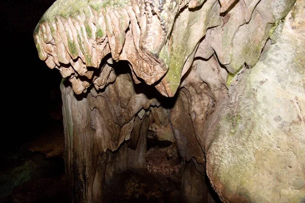 Verborgen kalksteen grot in zanzinar — Stockfoto