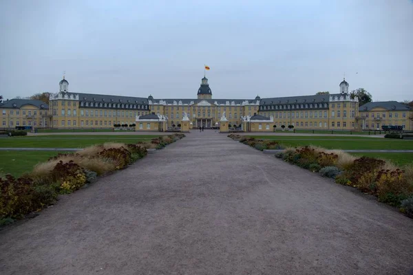 Almanya'da kerlsruhe schloss Park — Stok fotoğraf