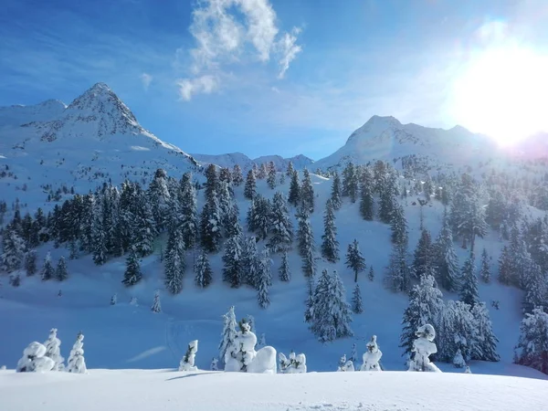Hermoso paisaje de invierno en los Alpes — Foto de Stock