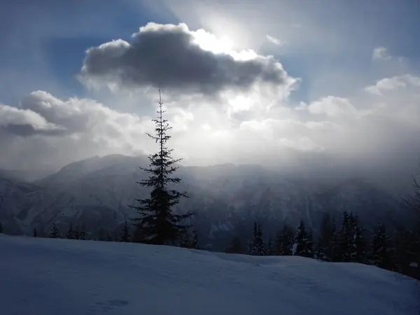 Hermoso paisaje de invierno en los Alpes — Foto de Stock
