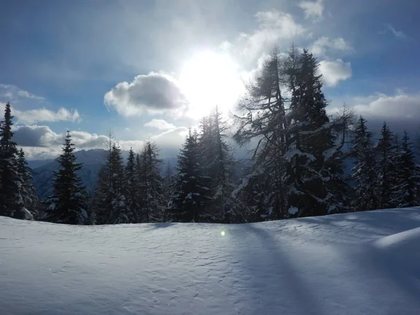Красивий зимовий пейзаж в Альпах — стокове фото
