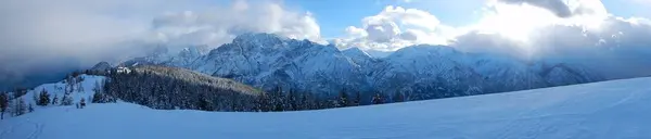 Bela paisagem de inverno nos alpes — Fotografia de Stock