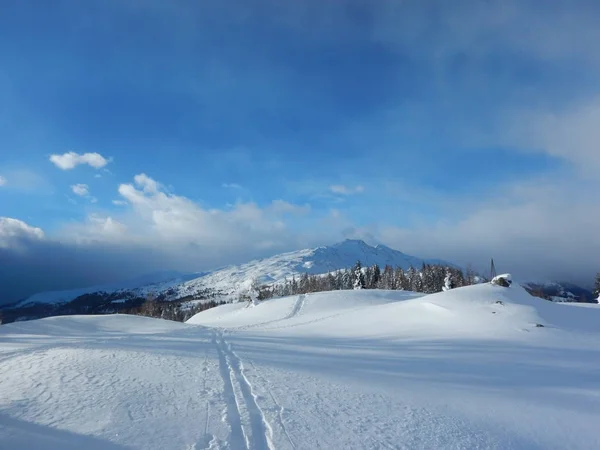 Bela paisagem de inverno nos alpes — Fotografia de Stock