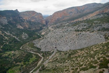 el Chorro Andalusia içinde etrafında güzel kayalık bölge