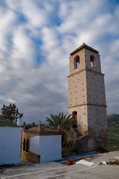 Architettura tradizionale spagnola nel villaggio di Alora — Foto Stock