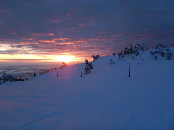 Pôr do sol romântico em montanhas Krkonose em checo — Fotografia de Stock