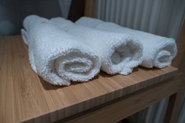 Beyaz havlu ahşap bir masaya yuvarlandı