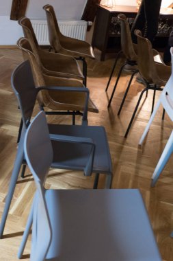 eski bir çizgi sandalyeler