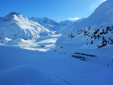 skitouring güzel karlı Alpleri'nde